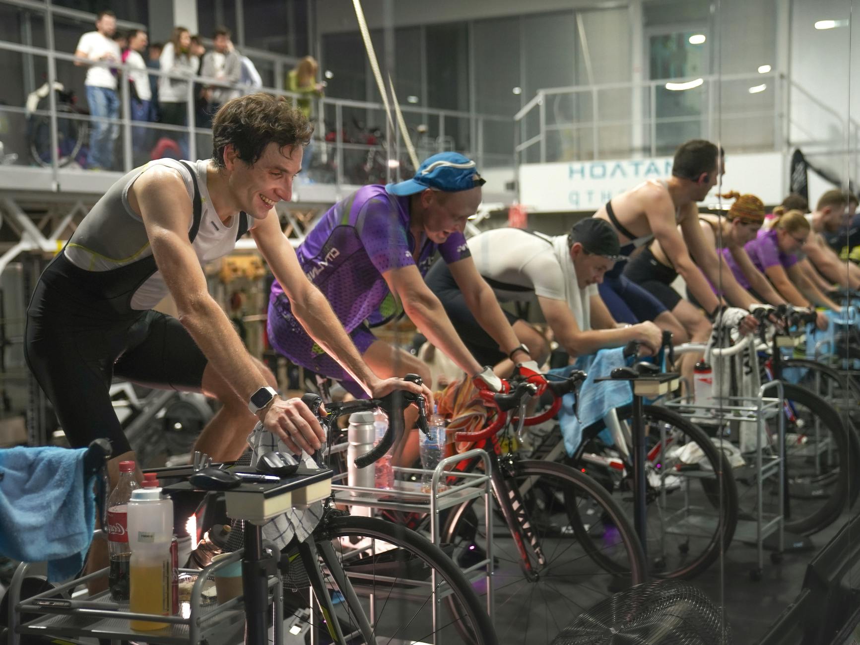 Grupa osób na rowerach stacjonarnych podczas treningu fitness
