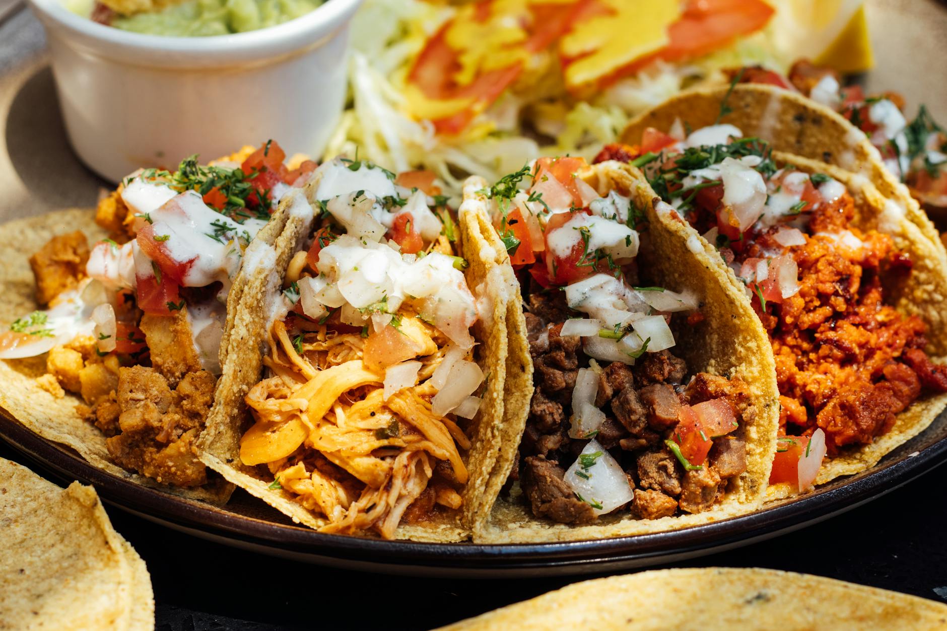 Kolorowe tacos al pastor z różnymi dodatkami na talerzu