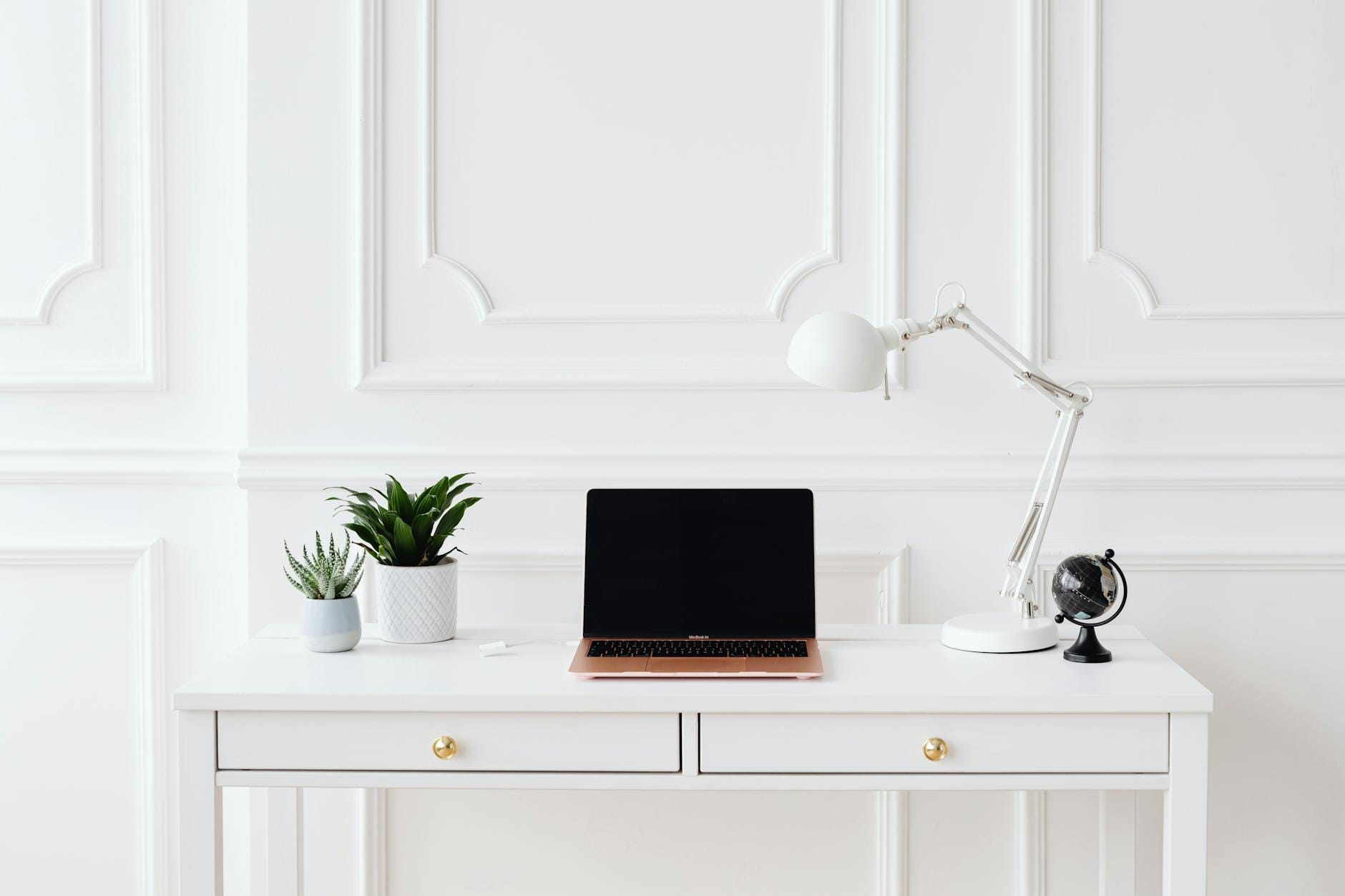 Minimalistyczne biurko z laptopem w domowym kąciku do nauki