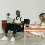 Psycholog rozmawia z dziewczynką w gabinecie przygotowując ją do terapii