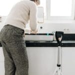 Starsza osoba myjąca ręce w nowoczesnej, przystosowanej łazience