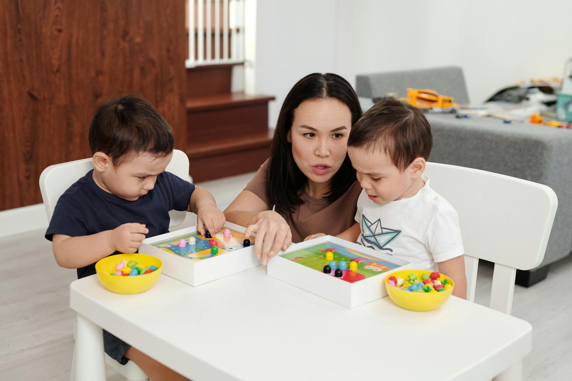 Mama bawi się kreatywnie z dwójką małych dzieci w domu