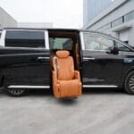 Czarny minivan z obrotowym fotelem ułatwiającym transfer do auta