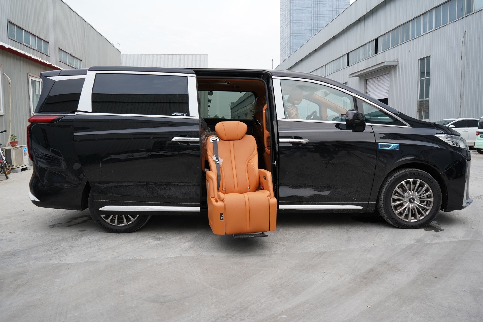 Czarny minivan z obrotowym fotelem ułatwiającym transfer do auta