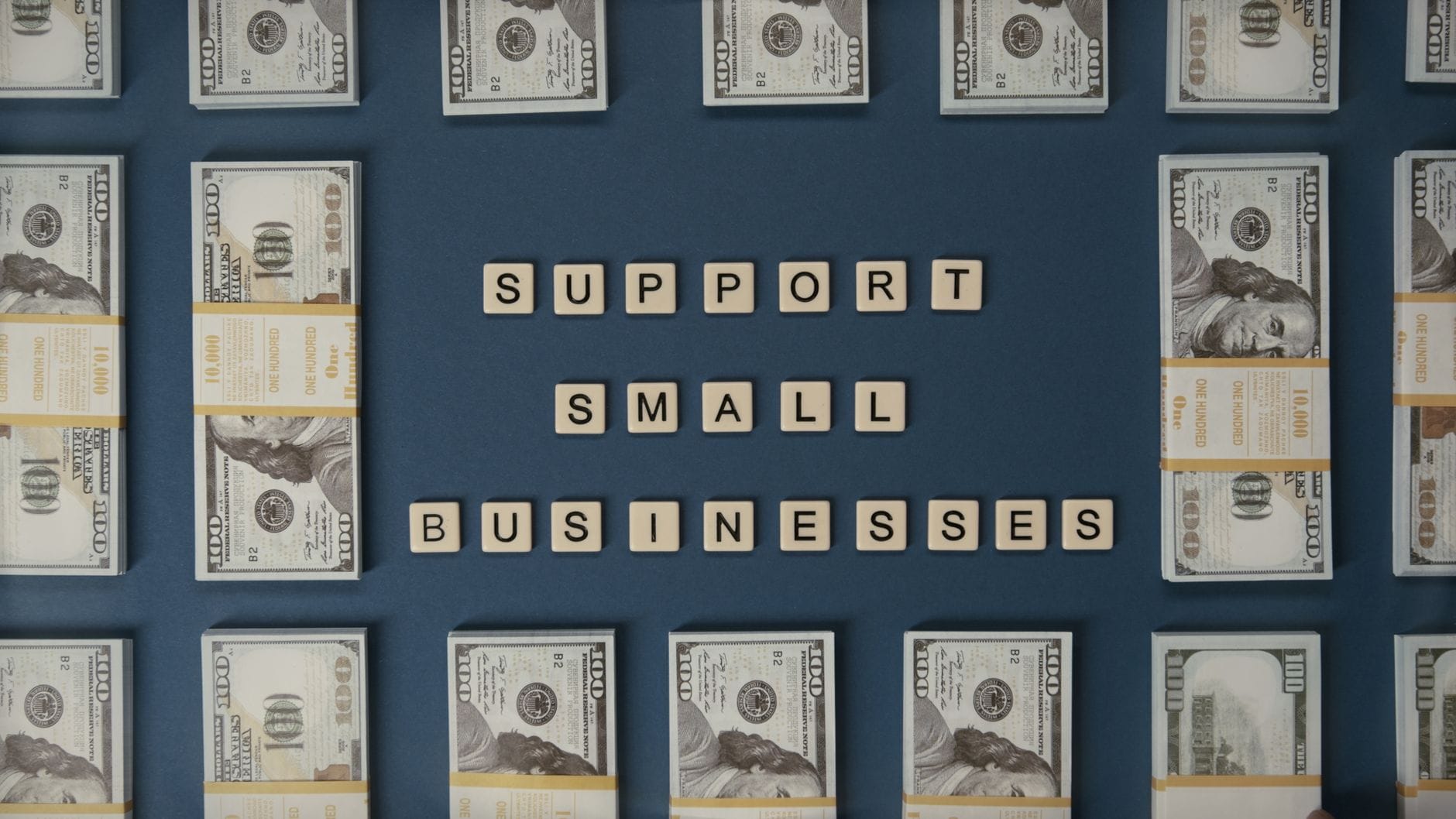 Banknoty dolarowe i kostki z napisem small business widziane z góry