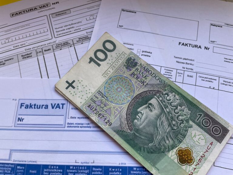 Banknot 100 złotych na fakturach VAT dotyczących finans