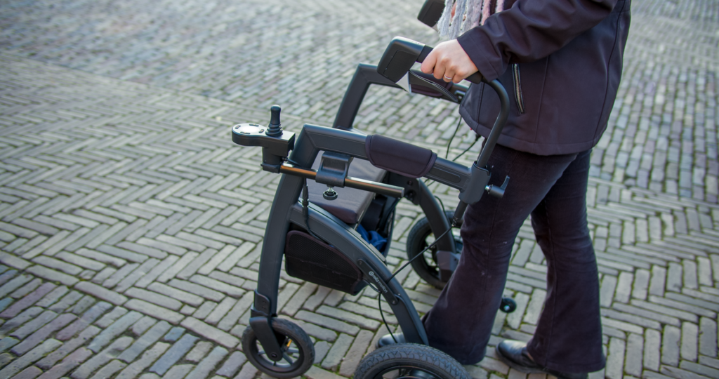 Kobieta korzystająca z nowoczesnej pomocy mobilnej na ulicy w Delft