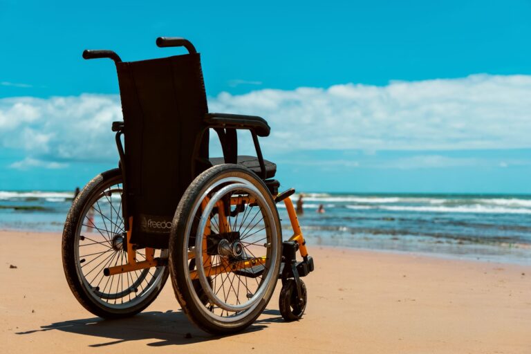 Wózek inwalidzki na piaszczystej plaży z widokiem na morze